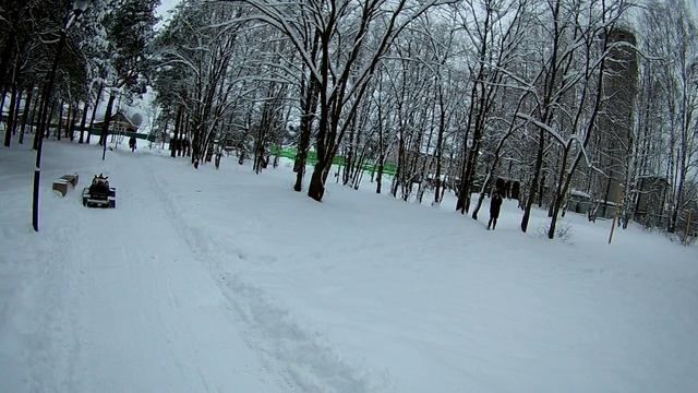 Гусеничный снегоуборщик Горыныч. Уборка парка (малая аллея)