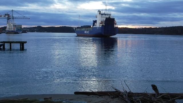 Уход сухогруза.