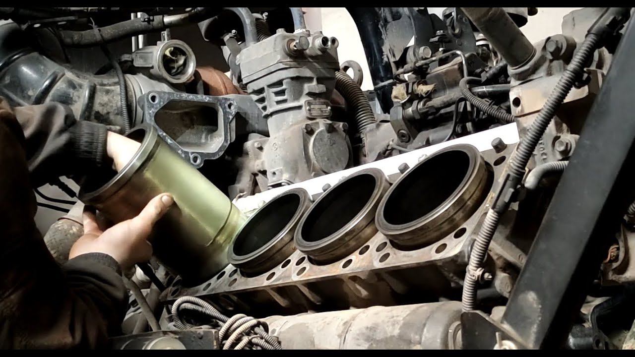 Потихоньку собираю двигатель Камаза. Меняю коренные вкладыши, ставлю гильзы и поршни.