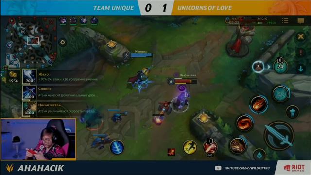 Ананасик лежа в траве смотрит на пролетающую в небе стрелу и загадывает желание