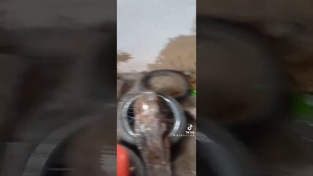 Школьник заходит в сарай а там 