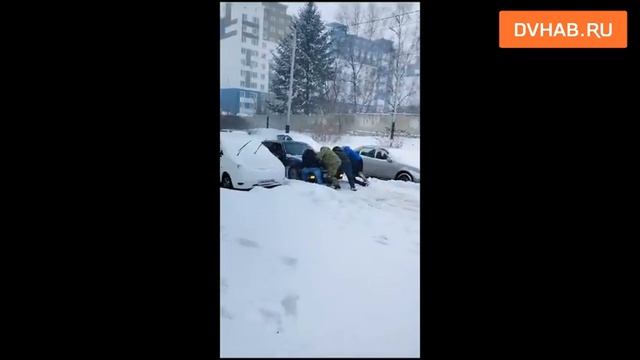 Жилые дома на улице Подгаева в Хабаровске завалило снегом