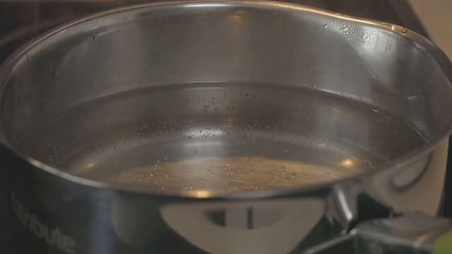 Canon EOS R: Cinematic Short Film - Cooking Alone