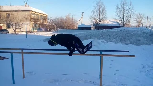 переднее сальто на брусьях