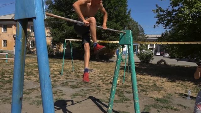 КТО СДЕЛАЕТ БОЛЬШЕ ВСЕХ ЭЛЕМЕНТОВ НЕ СЛЕЗАЯ С ТУРНИКА?/БЕСКОНЕЧНАЯ СВЯЗКА/Воркаут ЧЕЛЛЕНДЖ