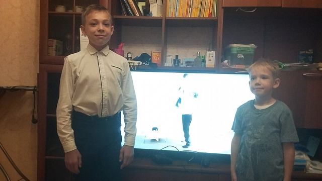 Внуки спели песню любимому дедушке.