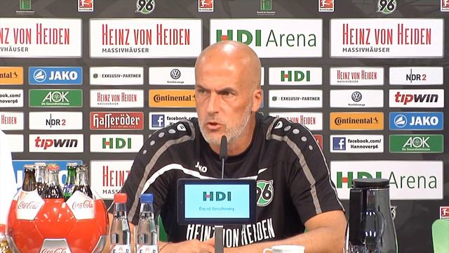 Michael Frontzeck Adelt Bayer 04 Leverkusens Fußball | Hannover 96 - Bayer 04 Leverkusen 0:1