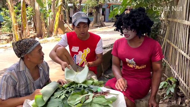 MAMA DORA JUALAN DAUN BUNGKUS, DI JAMIN BURUNG LANGSUNG BESAR
