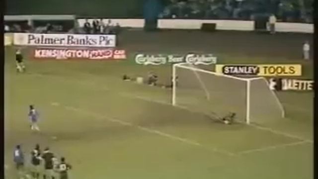 Pat Nevin (Chelsea) Verschiesst Kläglich Einen Penalty
