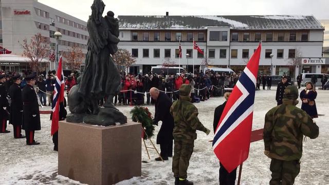 Киркенес. Король Харальд возложение венков