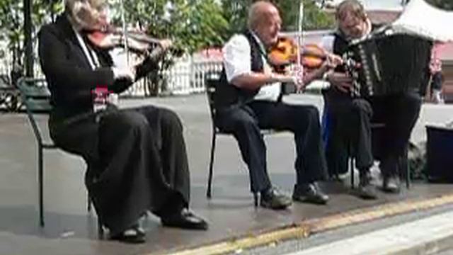 Kaustinen 2011: Tähtisilmä-valssi - Mestaripelimanni Kari Peltoniemi Ystävineen