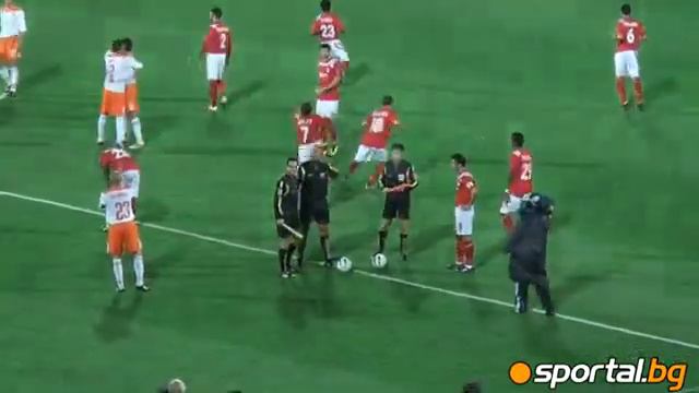 Феновете на ЦСКА посрещнаха радушно Любо Пенев