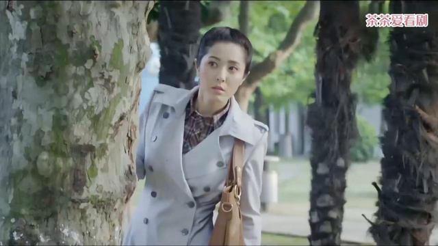 報應來了！丈夫整日對妻子動手動腳，情敵霸氣找上門算賬，打的他滿地找牙