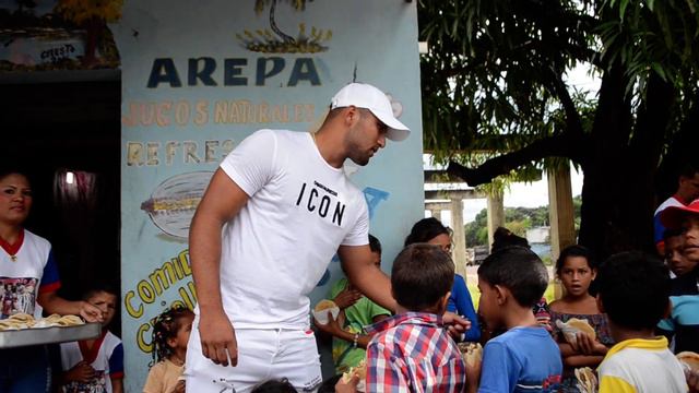 Aristóteles Romero-futbolista Calaboceño-dando Desayuno Al Más Pequeño