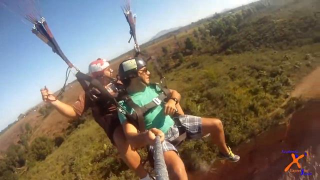 Voando Duplo De Parapente Com O Passageiro Illuminato