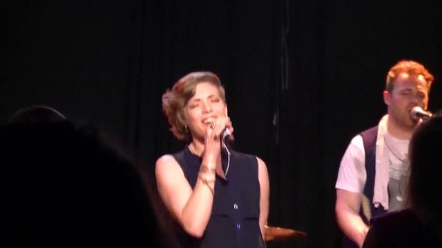 Stanke Ohne Strom Mit Roberta Valentini: Black Horse And A Cherry Tree