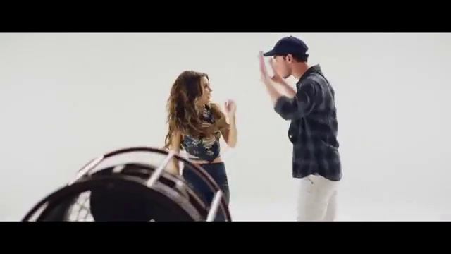 Laura Marano Peeeeee