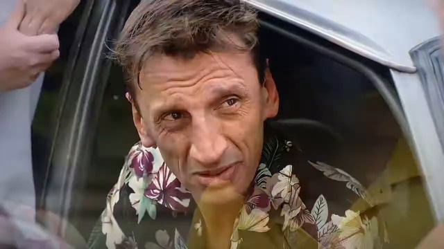 El Topo Pagándole A Los Chuscos