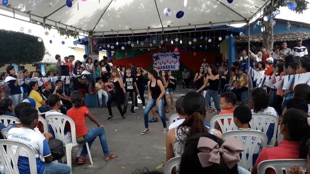 Grupo De Dança Da Escola Gato De Botas (Coreografia - Bailando De Enrique Iglesias)