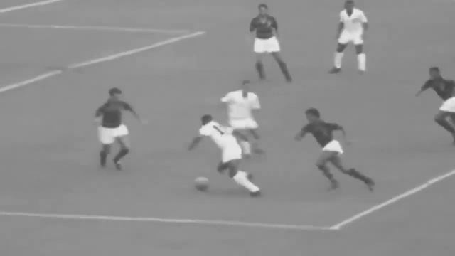 Пеле - дриблинг Короля футбола, таких сейчас мало.