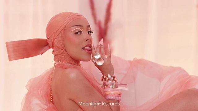 Ariana Grande - Kiss Me More (with Doja Cat & SZA)