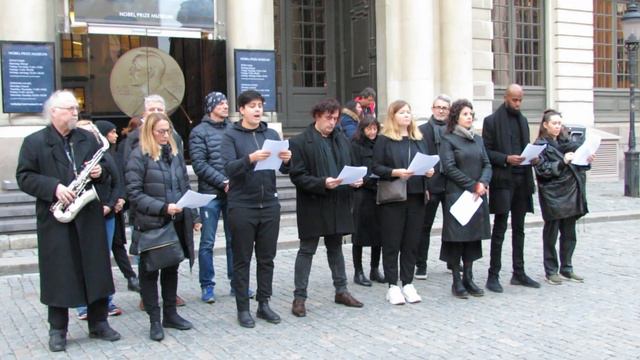 Performance Aktion Mot Svenska Akademien För Deras Val Av Peter Handke...