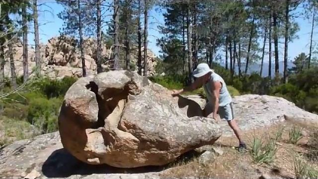 La Pierre Qui Bouge, Moving Rock, Живой камень