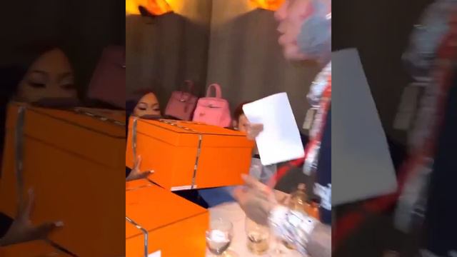 6ix9ine Returns In New York And Buys Every Girl Birkin Bags😲