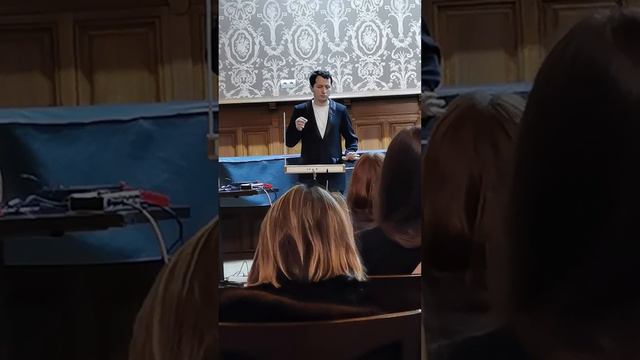 Петр Термен играет на терменвоксе Баха