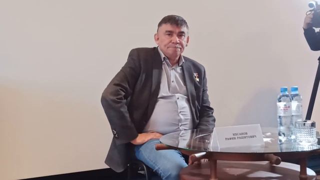 Герой России летчик Рафик Ихсанов встретился с уфимскими школьниками