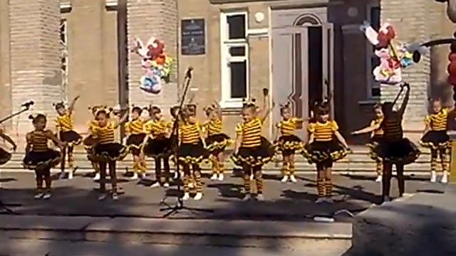 Полинка танцует. Первый танец на сцене!