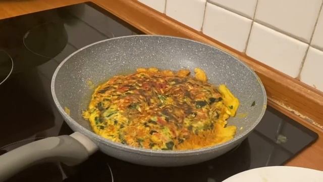 Итальянец-мужчина на кухне. Весенний Омлет.(в комментариях). Italian Kitchen FRITTATA 🍳(comments)