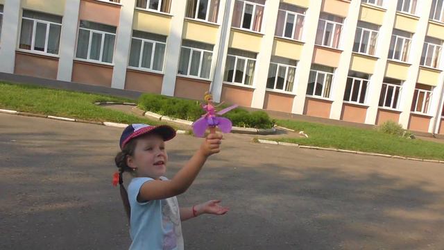 Летающая фея FlutterBye Toy Flying Fairy падет с высоты