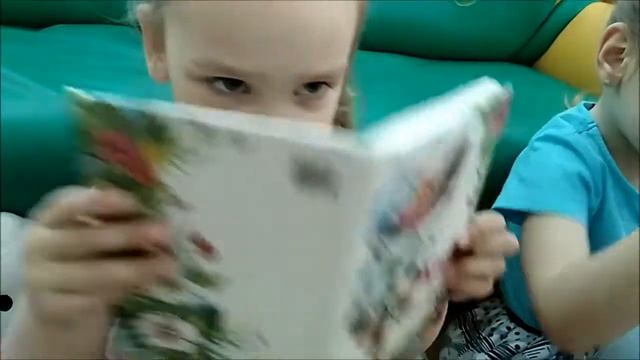 Дети в детском саду. Юные книголюбы