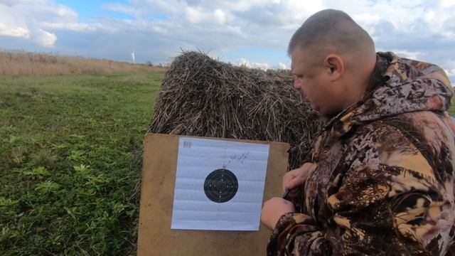 Супруга впервые взяв карабин в руки уверенно поражает мишень 🎯 на дистанцию 85м .