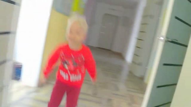 Милое видео где папа забирает Рому из детского сада. Для детсадовца это был долгожданный момент.