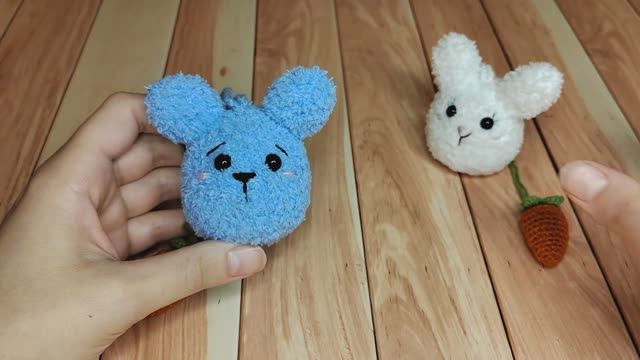 Плюшевый зайчик с морковкой крючком (брелок, подвеска, игрушка). Морковка крючком. Пасха, новый год