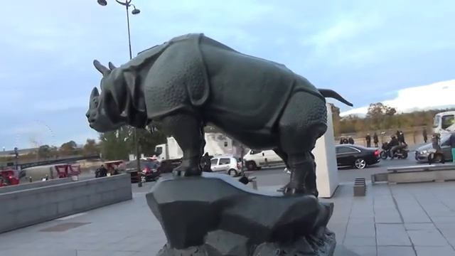 Париж скульптури перед музеєм дОрсе  слон носоріг кінь частини світу.