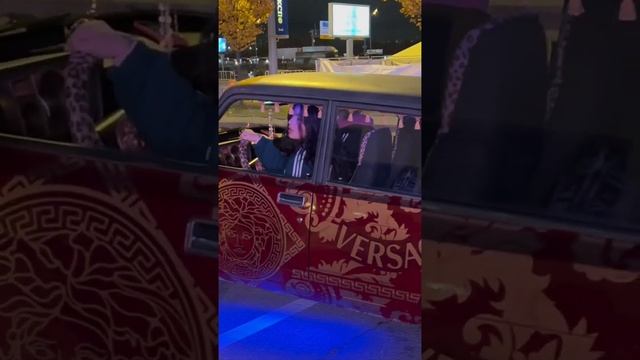 Пока хейтеры кукарекают в комментах, девчонки липнут к настоящему произведению искусства!