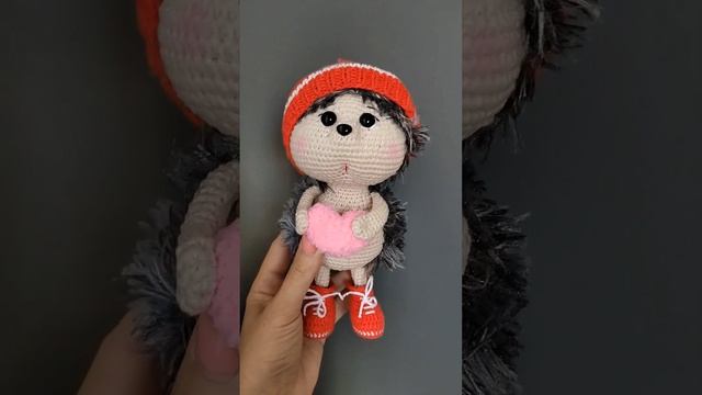 Вязаная малышка - ежишка в красном ❤️