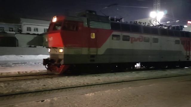 Отправление фирменного поезда Вятка 31 Киров - Москва под тягой ЧС4Т-279