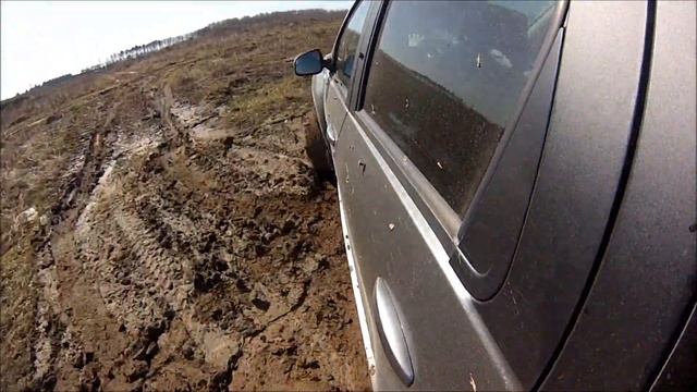 Nissan Terrano 4x4 на раскисшем грунте