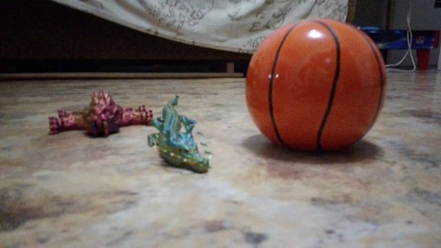 змея залезла на мячик