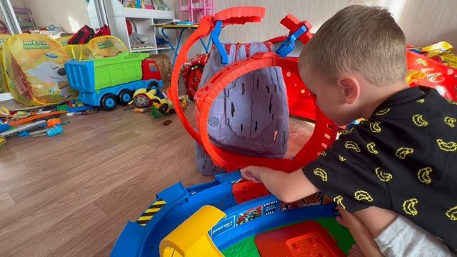 Макар играет Hot Wheels Monster Trucks