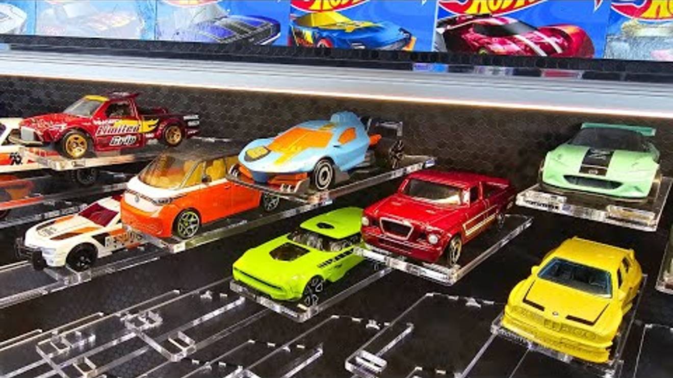 Распаковываем несколько новых машинок Hot Wheels