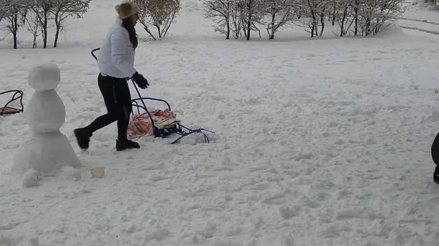 Дочки лепят снежные бабы)) в  ноябрьский снегопад