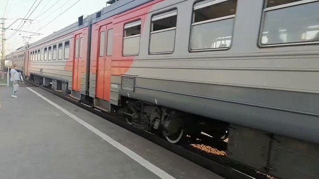 Электропоезд ЭД4МК-0052 отправляется с о.п. Совхоз Бердский