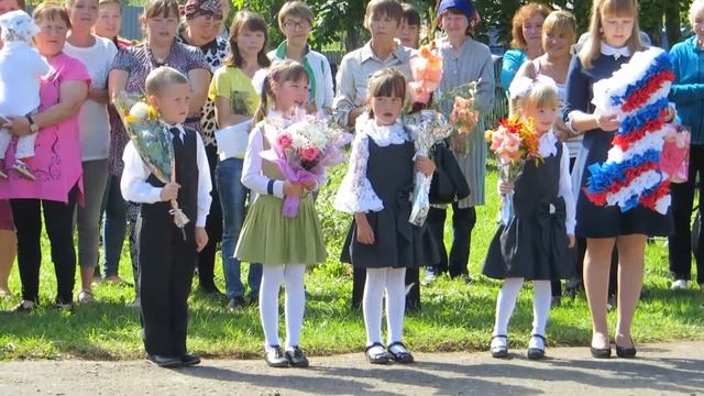 Выступление первоклашек на линейке (1 сентября 2017 года)