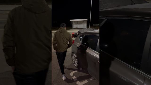 чуть торчит