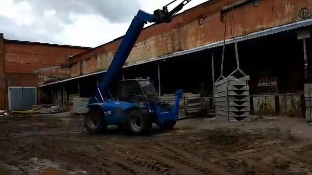 работа телескопического погрузчика Manitou с кранбалкой